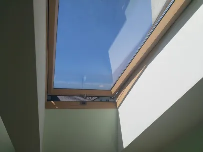 Szlifowanie i malowanie okien połaciowych Velux