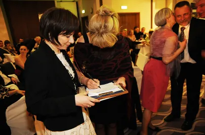 Danuta Wojnowska odbiera wylicytowaną nagrodę