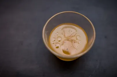 Consommé z owocami i kawą