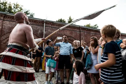 A3 Teatr "Słońce na wschodzie, na zachodzie księżyc. Sen o nocy letniej"