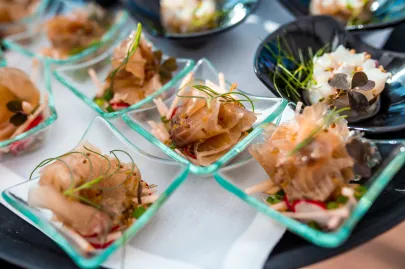 Troć a'la gravlax z sałatką z jabłka i rzodkiewki