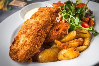 Dorsz w ziołowej panierce z pieczonymi ziemniakami oraz mixem sałat i sosem cytrynowym aioli