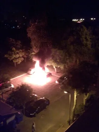 Nocny pożar trzech samochodów na Zaspie