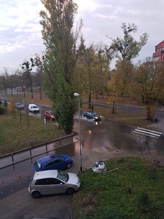 Woda zalewa ulicę Głęboką w Gdańsku