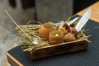 Amuse bouche - jajko z węgorzem i ikrą oraz gęś w formie kulek. 