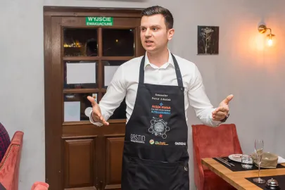Sommelier Paweł Zduniak nie tylko dobrał trunki, ale również opowiadał gościom o wszystkich daniach oraz ich inspiracjach zaczerpniętych z gdańskiej historii.