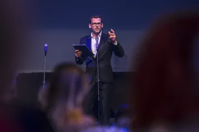 Mateusz Kusznierewiecz prowadził aukcje charytatywną.