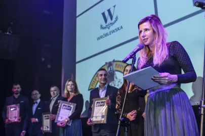 Podziękowania dla sponsorów wydarzenia. Na zdjęciu: Magdalena Hajdysz, rzecznik prasowy Gdańskiego Teatru Szekspirowskiego.