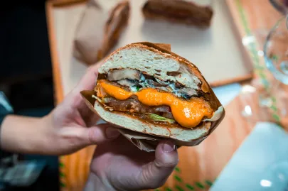 Burger wege z kotletem serowym