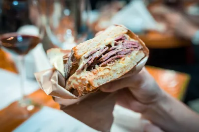 Pastrami, chleb żytni, majonez chrzanowy, kapusta