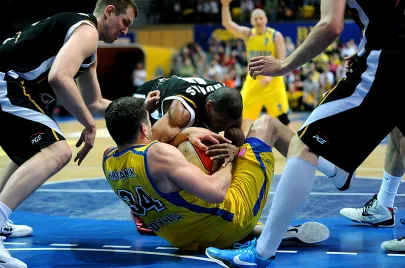 Adam Hrycaniuk walczy o piłkę