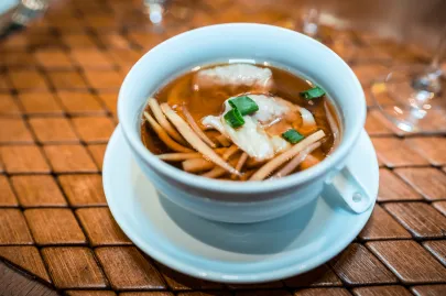 Aromatyczny bulion z pierożkami wonton z wieprzowina i noodlanmi sojowymi