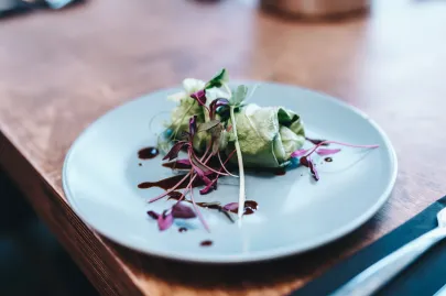 Sałatka z avocado, granatem i kolendrą