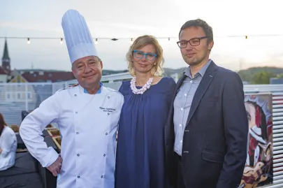 Goście wraz z szefem kuchni