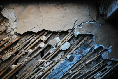 Fragment ściany na poddaszu od strony torów skm