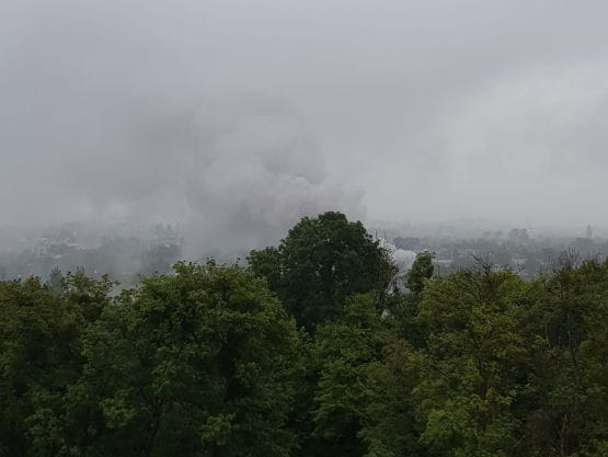 Słup dymu nad południowymi dzielnicani Gdańska