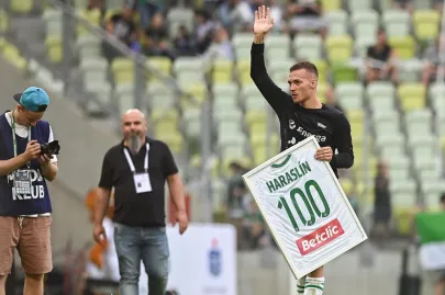 Lukas Haraslin z koszulką za 100 mecz