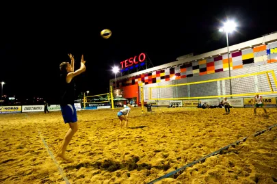 Siatkówka plażowa nocą