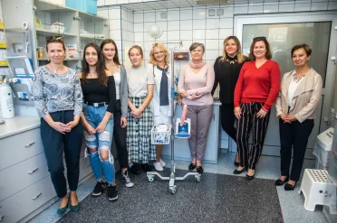 26.09.2019 Przekazanie przez przedstawicieli V LO w Gdańsku Szpitalowi Dziecięcemu Polanki sprzętu zakupionego dzięki zbiórce pieniędzy 