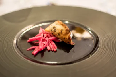 Amuse Bouche - kaszanka, podpłomyk, czarnuszka, cynamon, kiszona rzepa