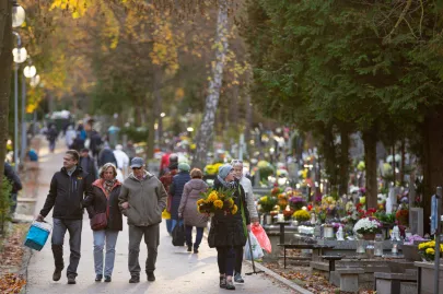 Porządki na cmentarzu witomińskim w Gdyni