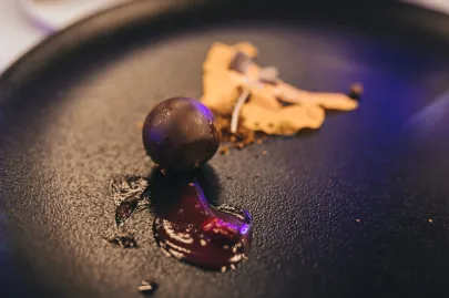 Amuse-bouche: trufla z dyni / mus z dzikiej róży / czekolada
