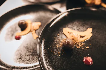 Amuse-bouche: trufla z dyni / mus z dzikiej róży / czekolada