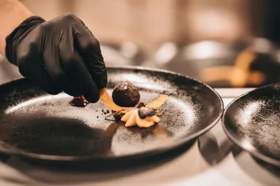 Amuse-bouche: trufla z dyni / mus z dzikiej róży / czekolada