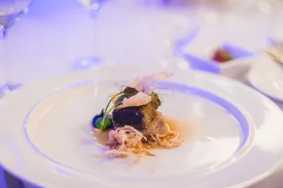 Dzik z ziemniaczano-kasztanowym puree, śliwką, topinamburem, selerem i podgrzybkowym rosołem