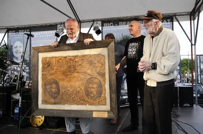 Franciszek Walicki otrzymujący jeden z prezentów.
