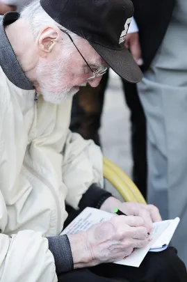 Franciszek Walicki rozdający autografy.