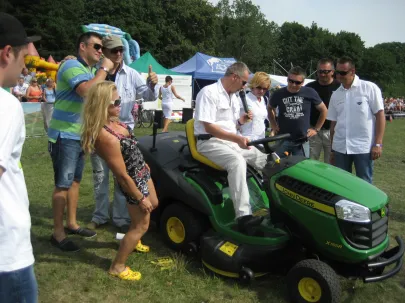 przygotowania do wyścigów na kosiarkach