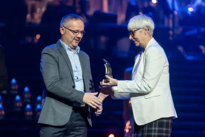Adam Zdybel (w jego imieniu odbiera wujek)