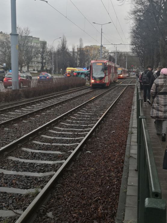 Wykolejony tramwaj na Kartuskiej po kolizji