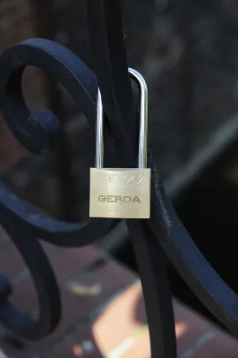 Kłódki wiszące na moście.