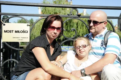 Zdjęcie z pamiątkową tablicą.
