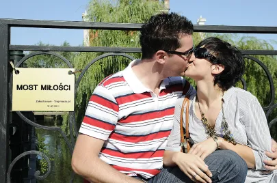 Zdjęcie z pamiątkową tablicą.