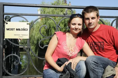 Zdjęcie z pamiątkową tablicą.