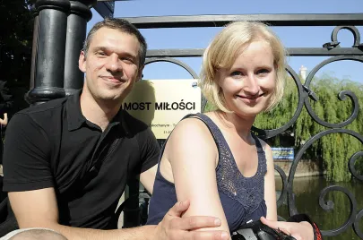 Zdjęcie z pamiątkową tablicą.