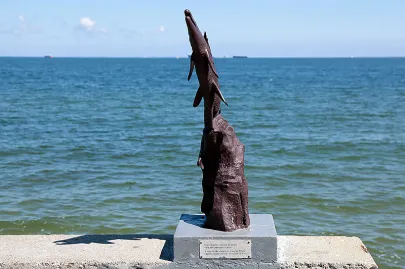 zdewastowany Pomnik łososi z Seatle