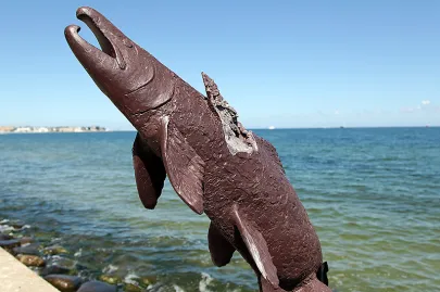 zdewastowany Pomnik łososi z Seatle