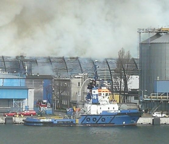 Ogień w porcie w Gdyni. Holownik Fair Play gasi pożar 