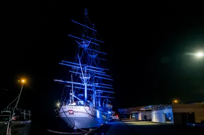 Podświetlony na niebiesko "Dar Pomorza"