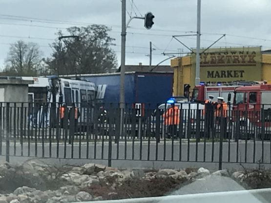 Wypadek ciężarówki i tramwaju na ul. Marynark Polskiej. Ranna motornicza