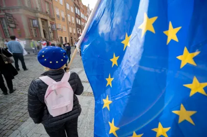 09 05 2020 Manifestacja z okazji święta Unii Europejskiej na Długim Targu 