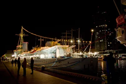 ORP Błyskawica w pełnej illuminacji