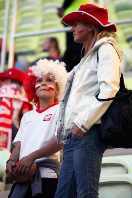 pierwsi kibice na stadionie