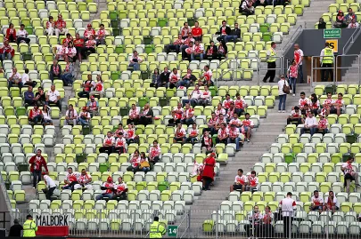 pierwsi kibice na stadionie