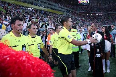 wejście sędziów i piłkarzy na płytę stadionu
