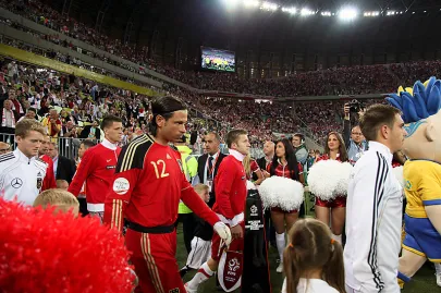 wejście sędziów i piłkarzy na płytę stadionu